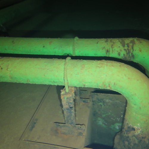 Sprinklertank-Inspektion: Betontank, 15 Jahre – Rohrschelle Gruene Beschichtung Ablagerungen Bodensicht